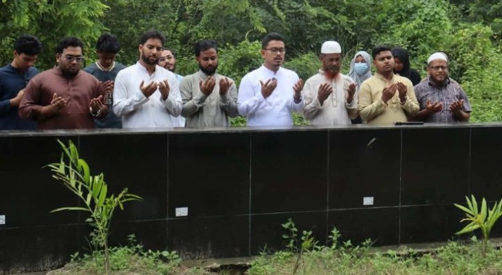 রায়েরবাজারে জুলাই শহিদদের কবর জিয়ারতে ডাকসু 
